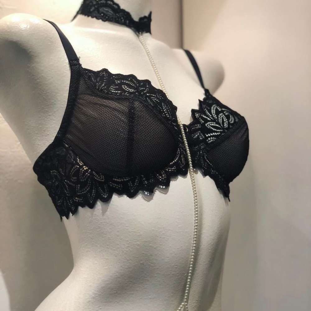 Aubade Paris pearl necklace high end lingerie- never worn, still in box.